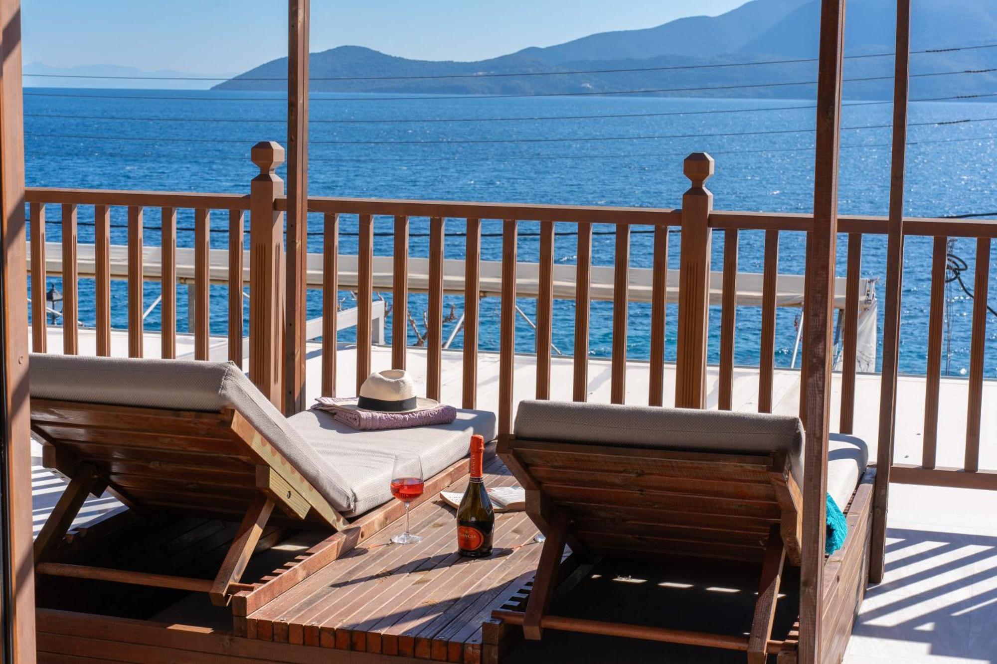 Sea Rock Apartment Agia Efimia Bagian luar foto